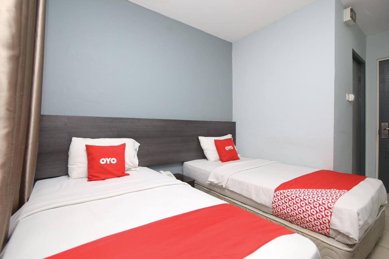 Oyo 90136 Jumbo Inn Kuching Bagian luar foto