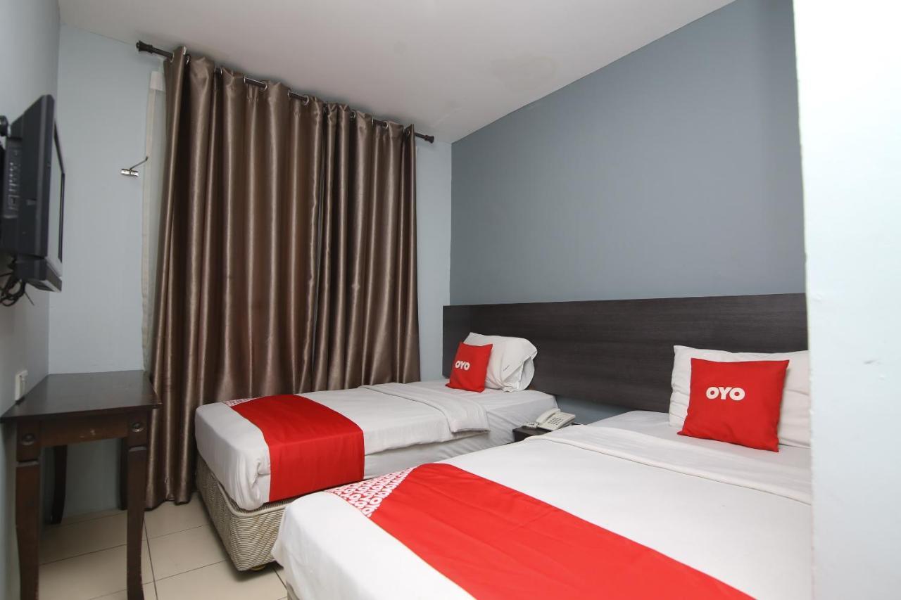 Oyo 90136 Jumbo Inn Kuching Bagian luar foto