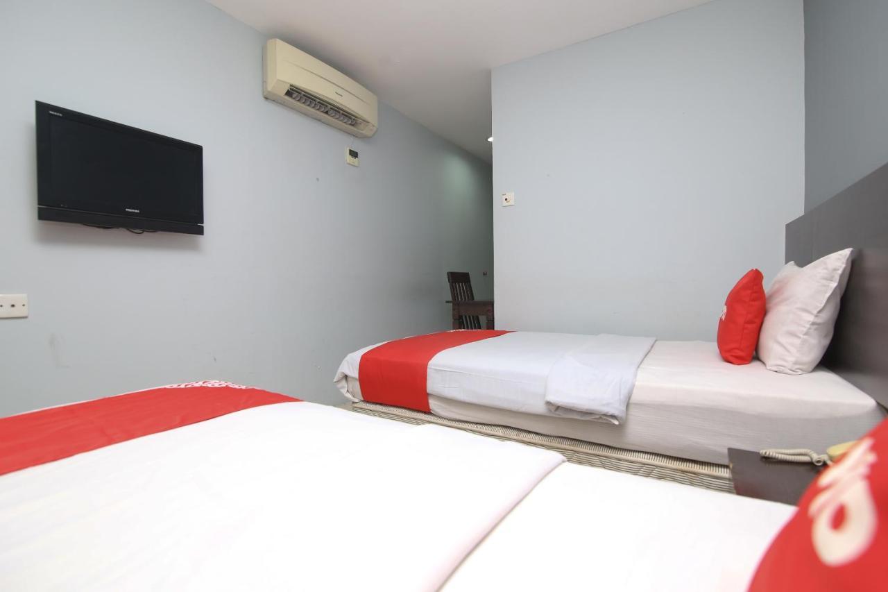 Oyo 90136 Jumbo Inn Kuching Bagian luar foto