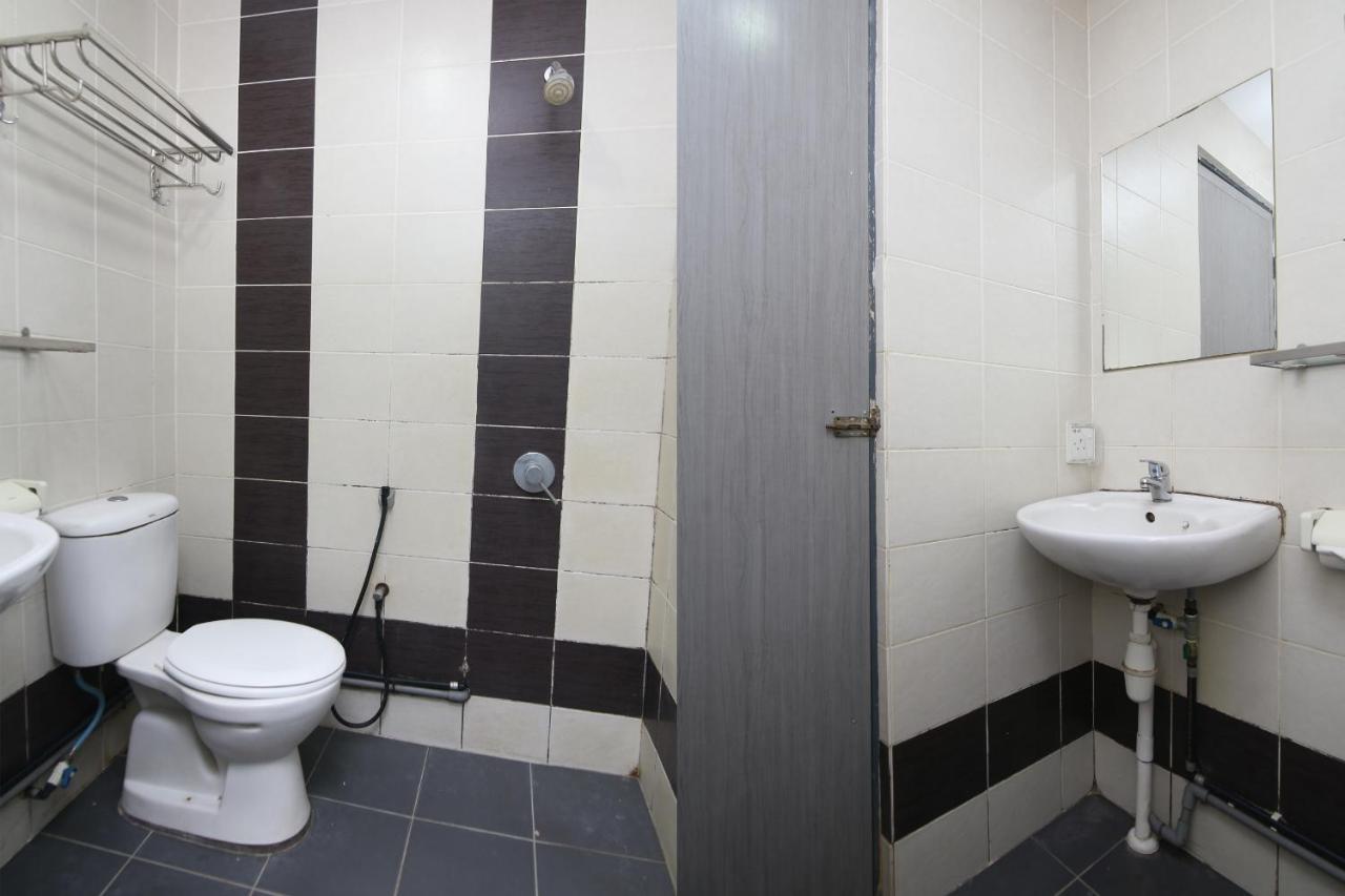 Oyo 90136 Jumbo Inn Kuching Bagian luar foto