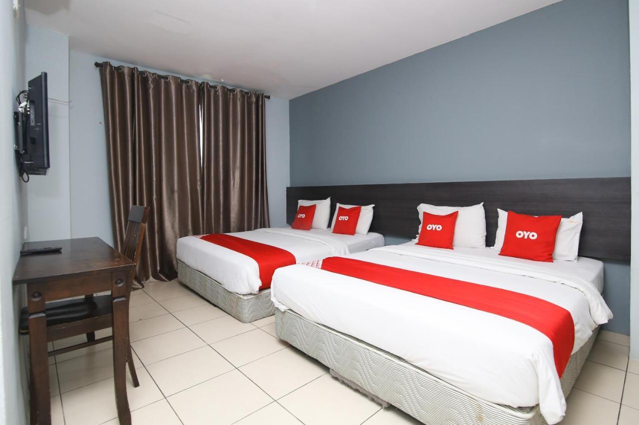 Oyo 90136 Jumbo Inn Kuching Bagian luar foto
