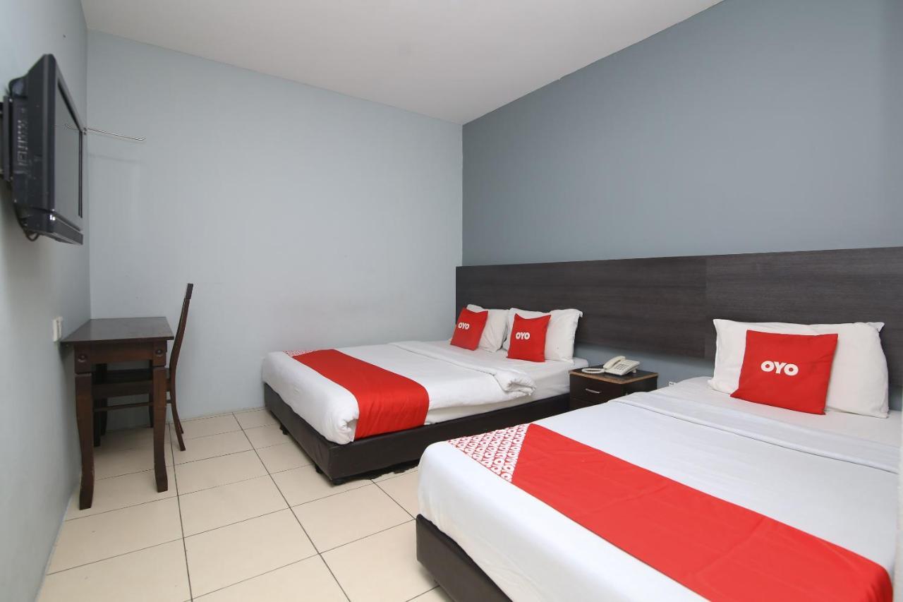 Oyo 90136 Jumbo Inn Kuching Bagian luar foto
