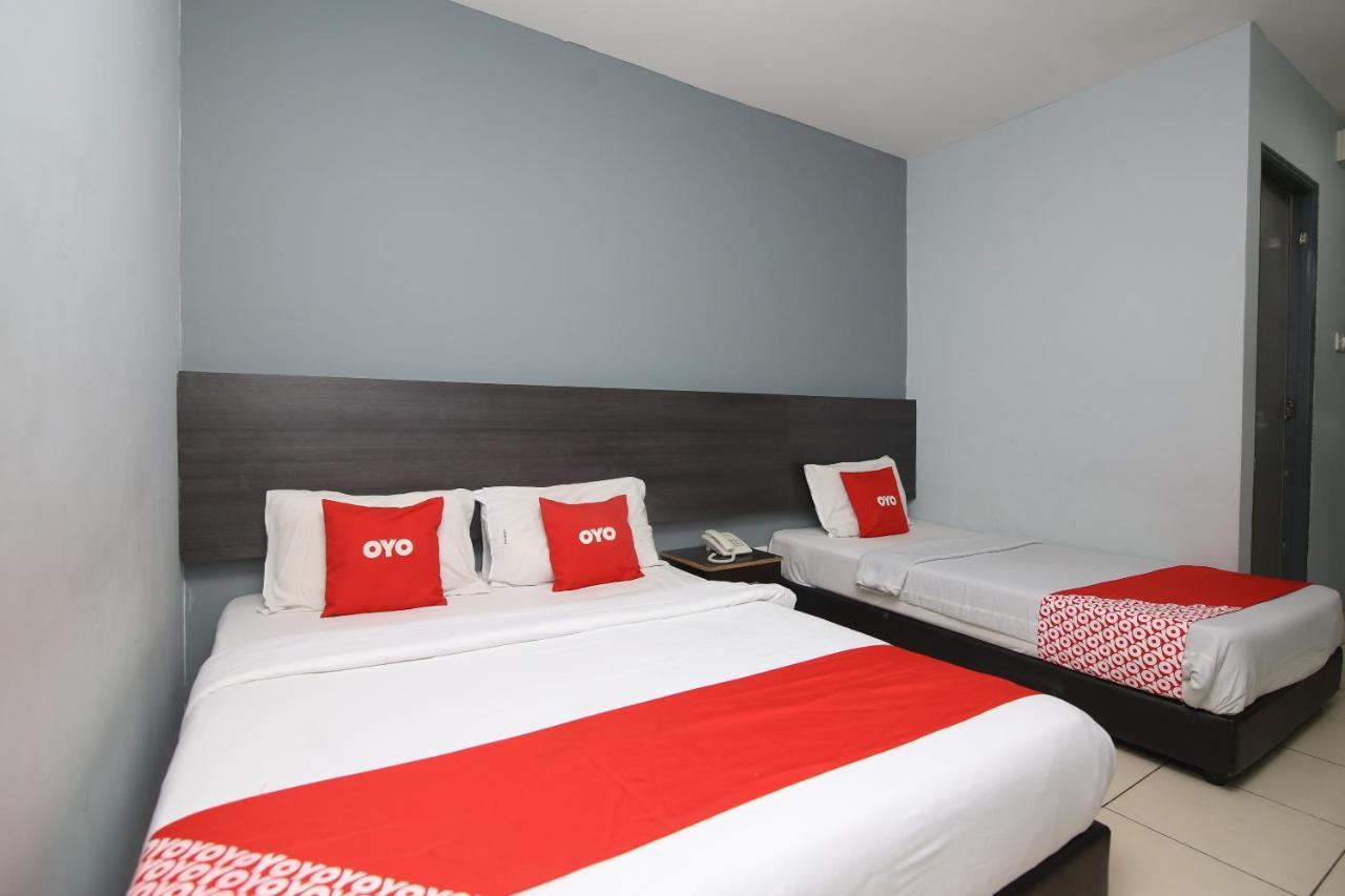 Oyo 90136 Jumbo Inn Kuching Bagian luar foto