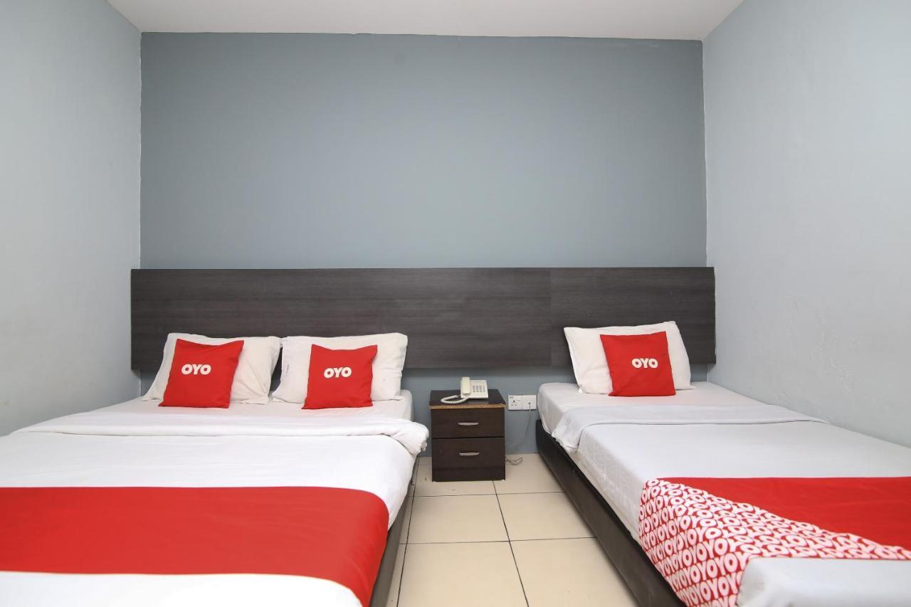 Oyo 90136 Jumbo Inn Kuching Bagian luar foto