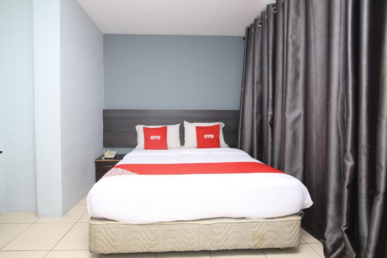 Oyo 90136 Jumbo Inn Kuching Bagian luar foto