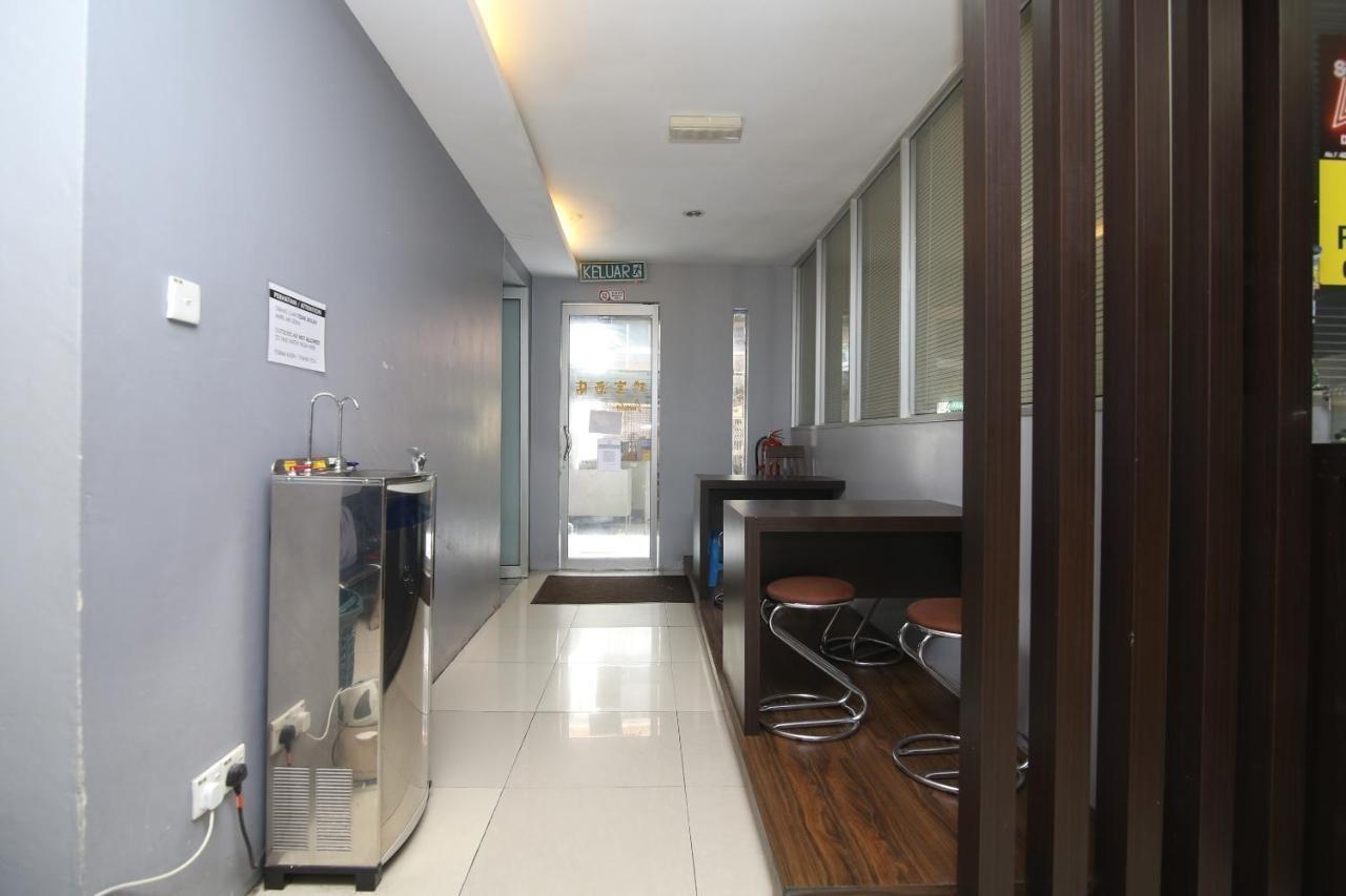 Oyo 90136 Jumbo Inn Kuching Bagian luar foto