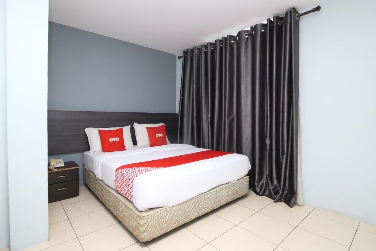 Oyo 90136 Jumbo Inn Kuching Bagian luar foto