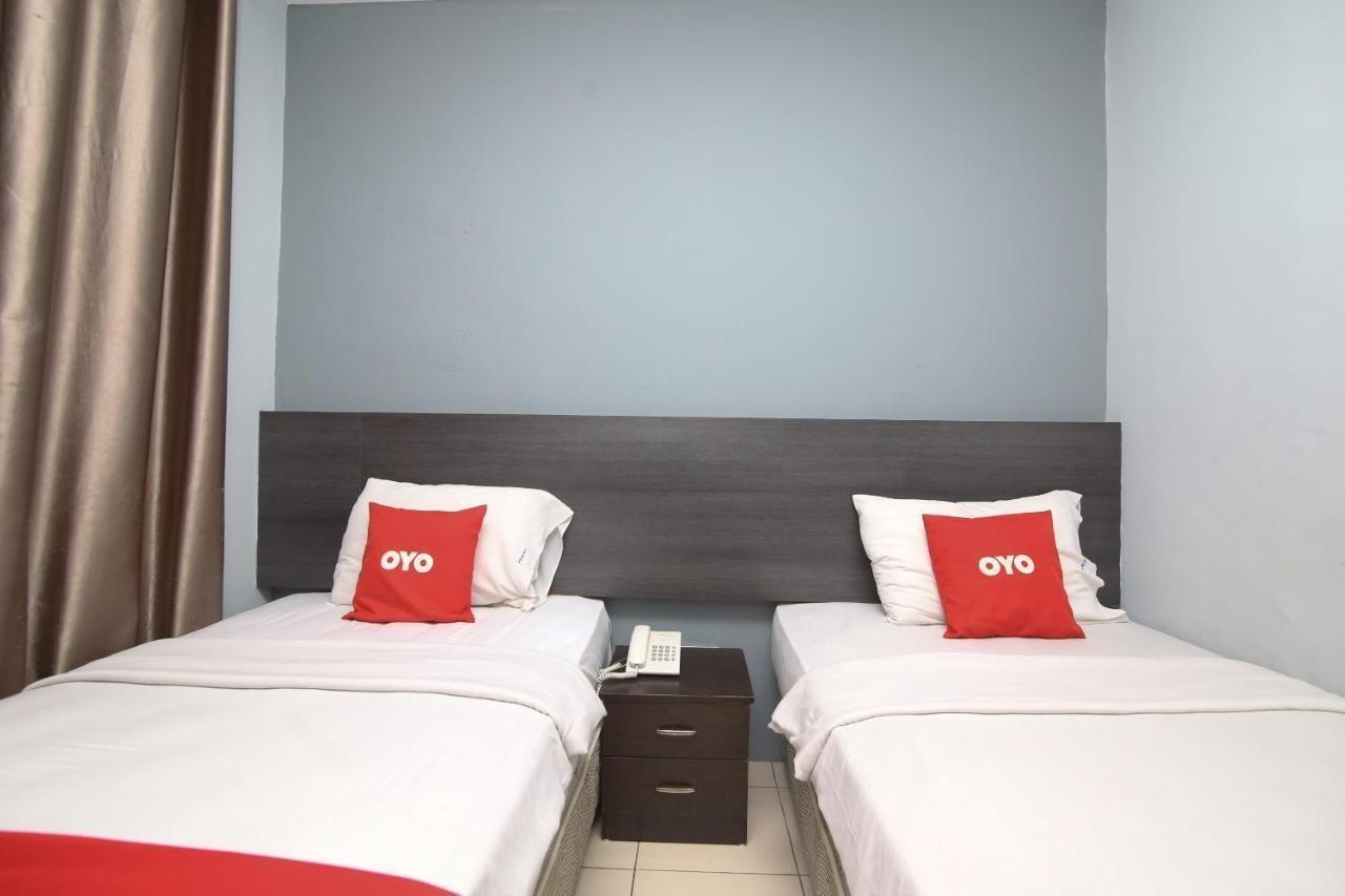 Oyo 90136 Jumbo Inn Kuching Bagian luar foto